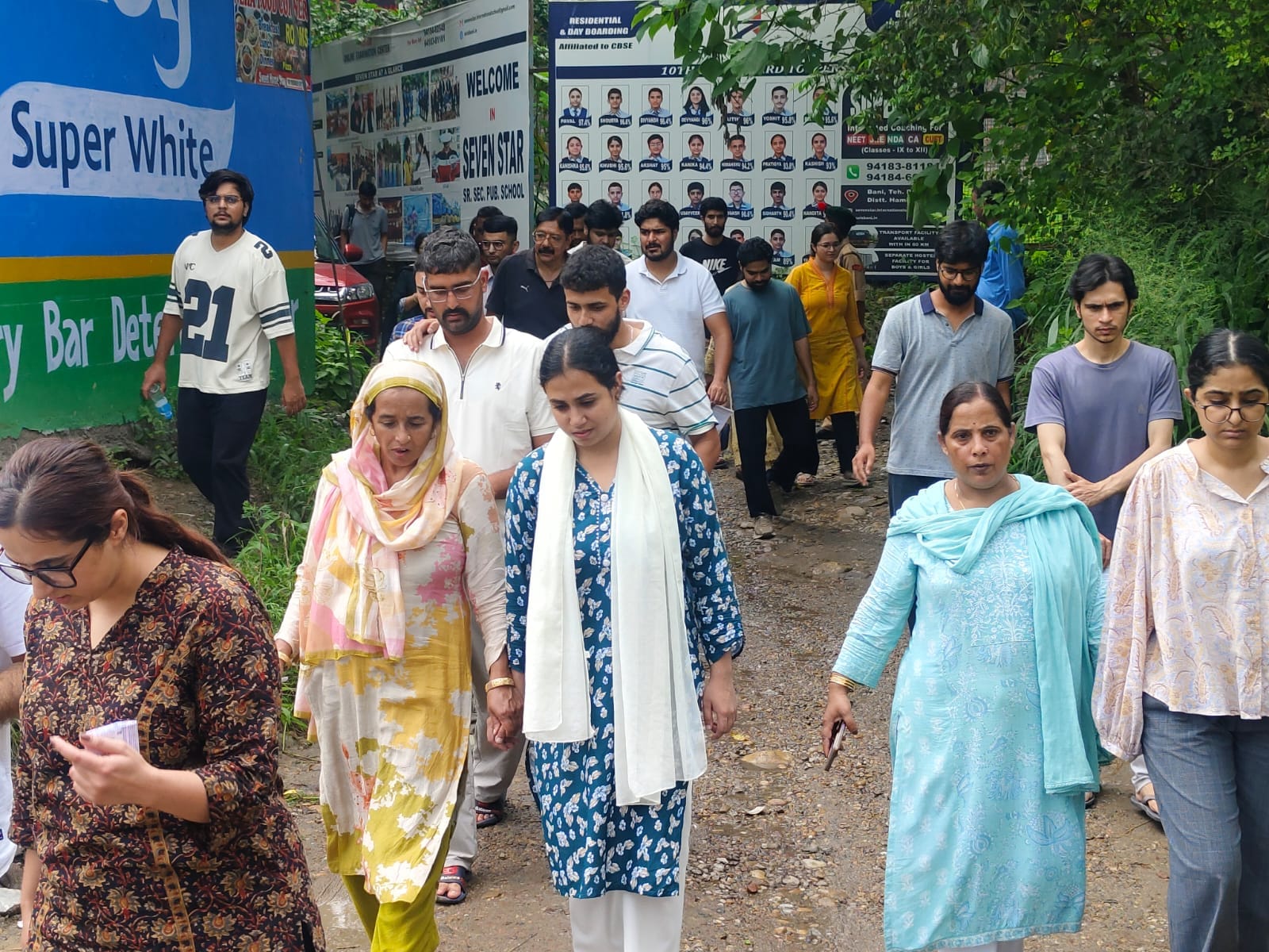 सेवन स्टार इंटरनेशनल स्कूल बणी में नीट-पीजी परीक्षा देकर बाहर आते अभ्यर्थी। संवाद