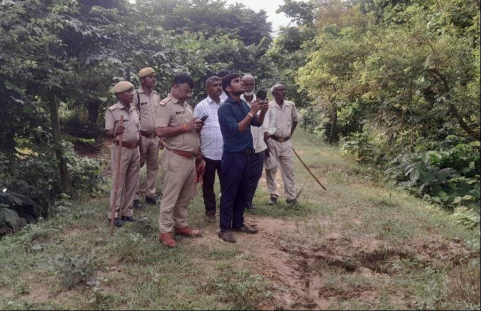 शरीफाबाद जंगल मे ड्रोन कैमरा से तेंदुए की तलाश करते वन कर्मी व ग्रामीण। -संवाद