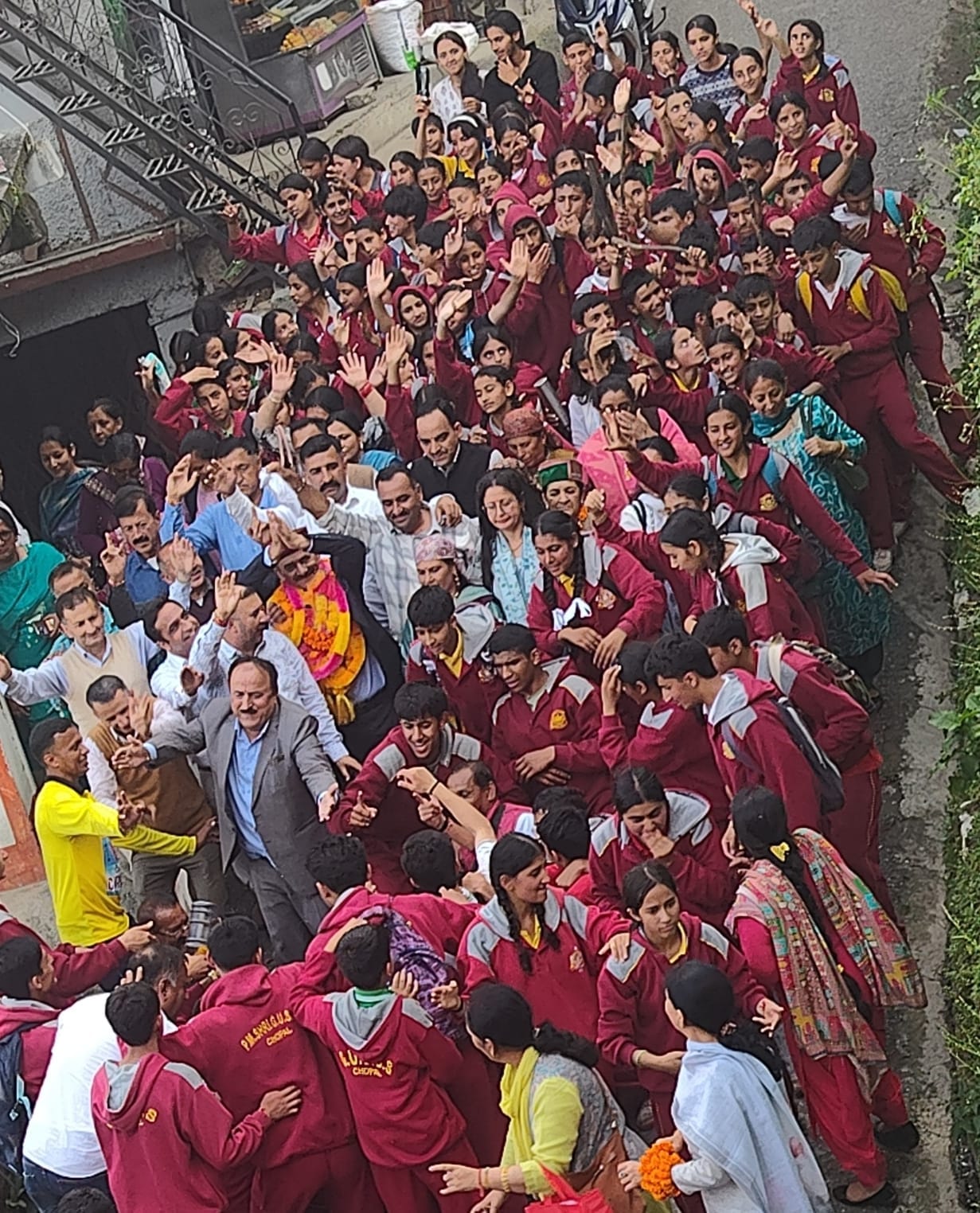 Students held a rally at the village square to bid farewell to the physical education teacher.