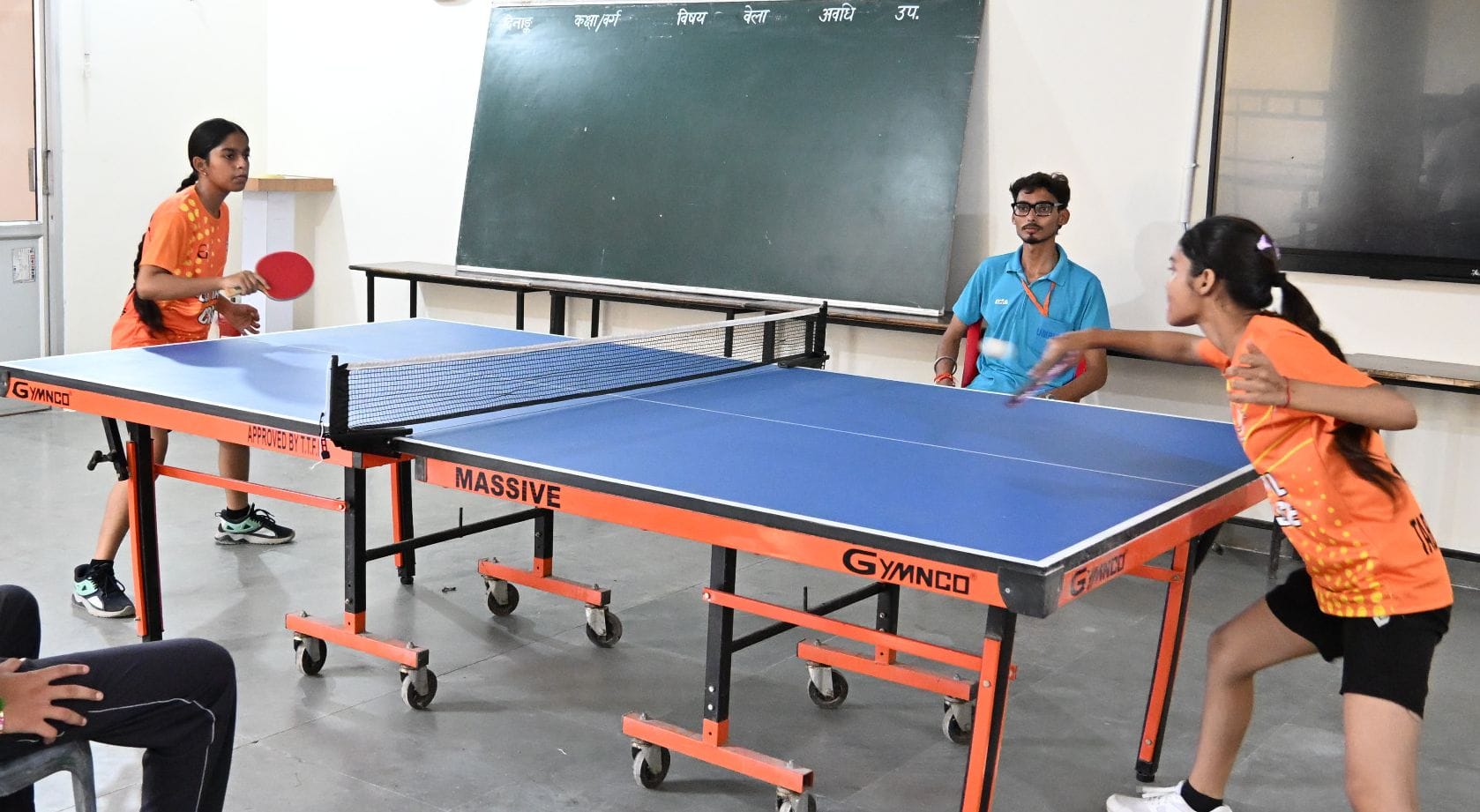 टेबल टेनिस प्रतियोगिता में शामिल छात्राएं। संवाद