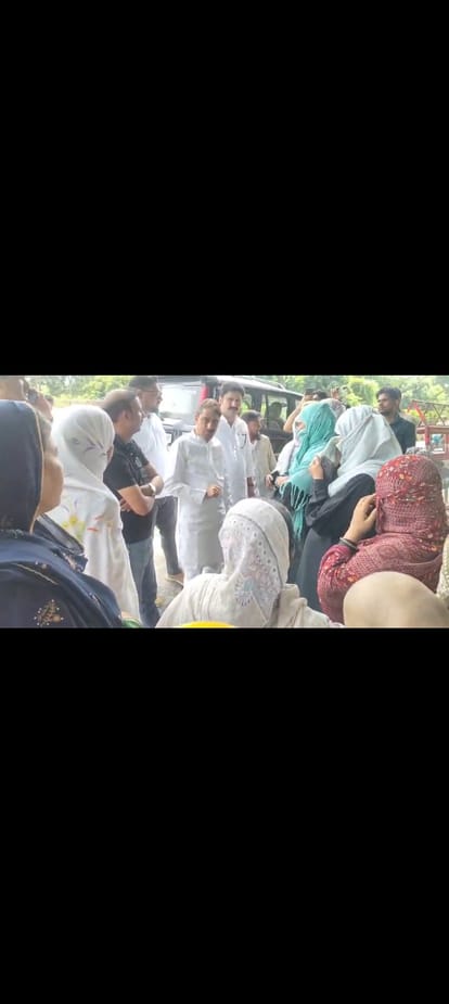 तकिया की घटना को लेकर दूसरे पक्ष के साथ एसएसपी आवास पर पहुंचे सांसद इमरान मसूद। स्त्रोत-सोशल मी