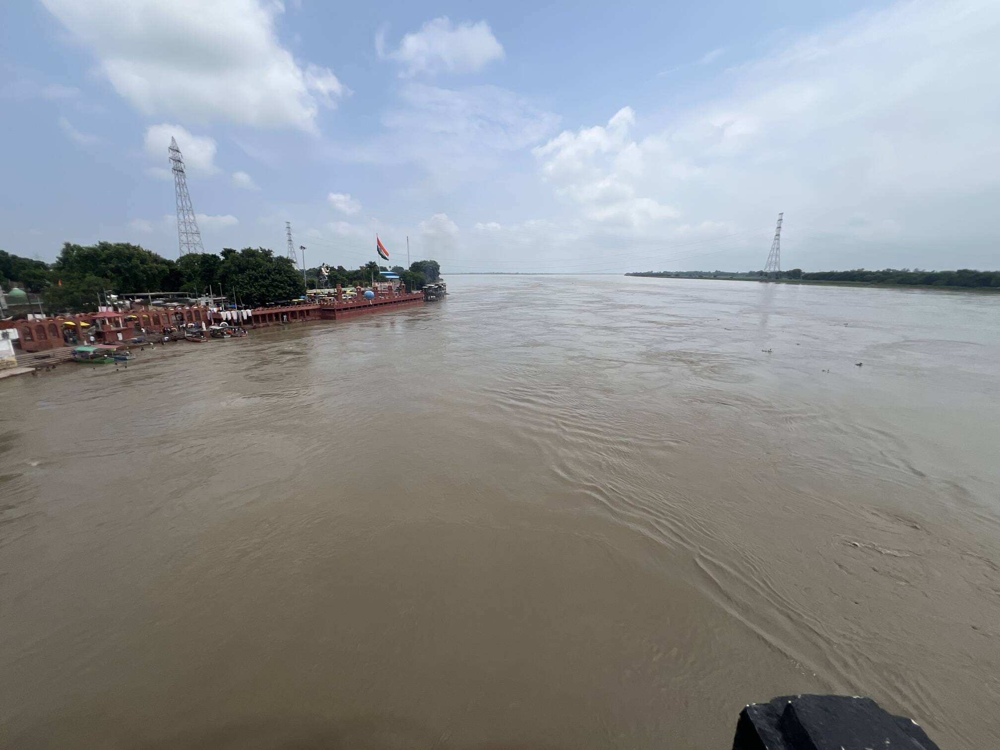 दोहरीघाट में ऊफनाई घाघरा नदी, बढ़ा जलस्तर। संवाद