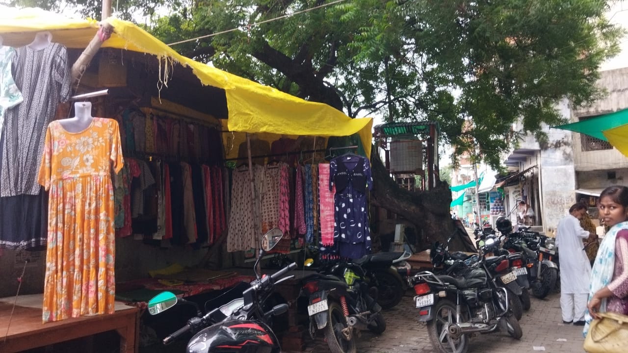 दिलदारनगर नगर पंचायत में सड़क की पटरी पर लगा कपड़ा का दुकान।.. संवाद