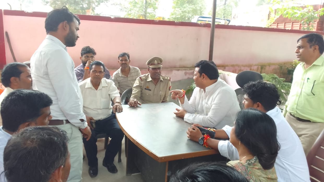 Lock found on CHC gate; Hathras MP listens to public grievances.
