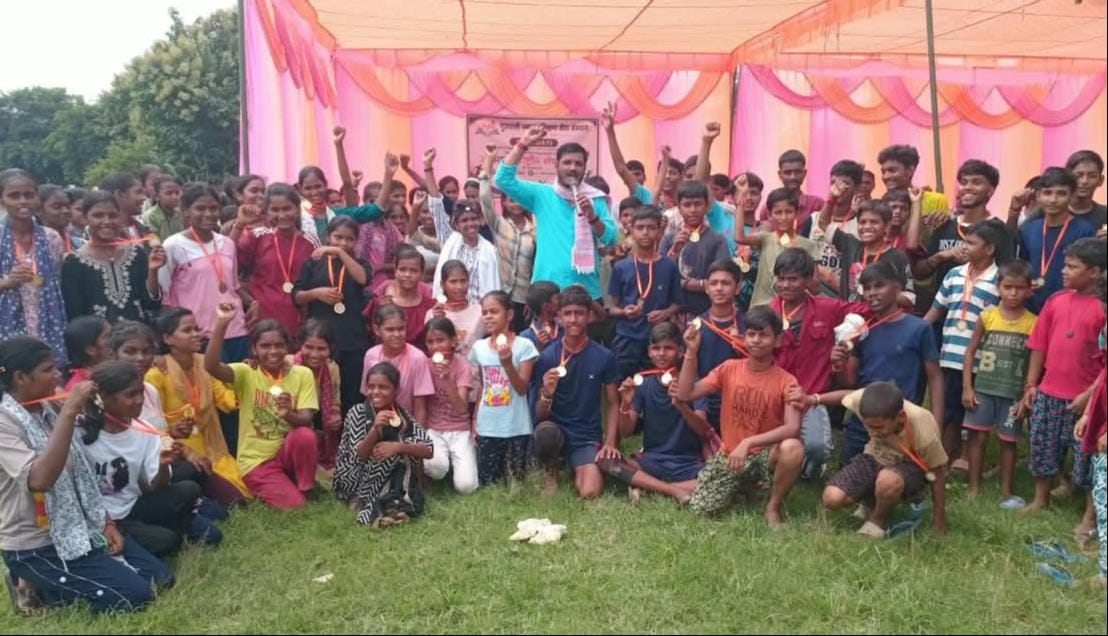 Sports Competition: Neeraj and Sushmita won the 100-meter race.