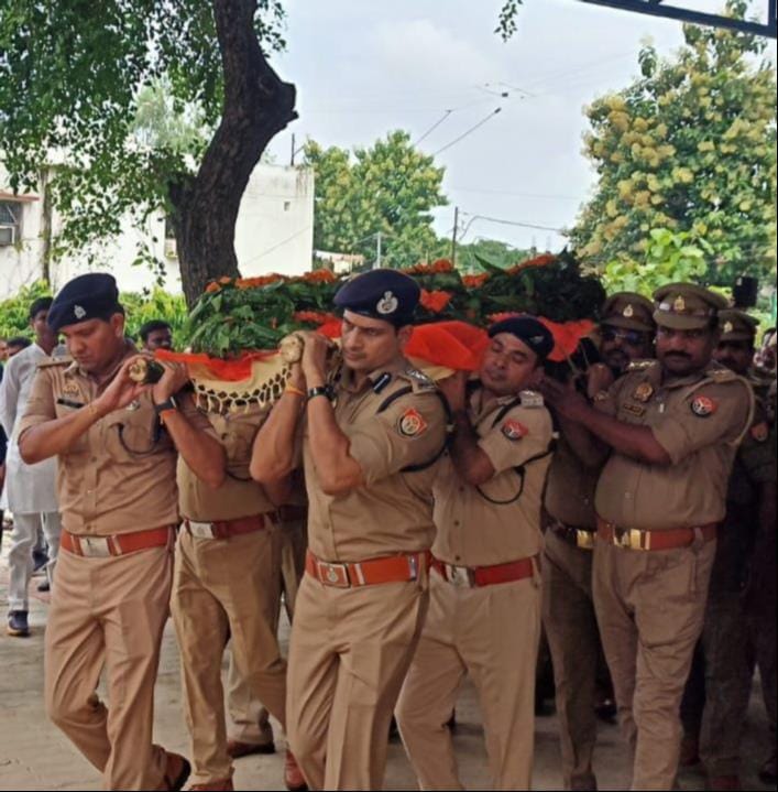 दिवंगत एसओ को कंधा देते एसपी डा. यशवीर सिंह  व अन्य पुलिस कर्मी
