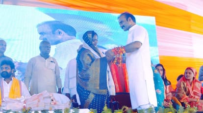 धानापुर में भाजपा विधायक सुशील सिंह को रक्षा बांधती सैयदराजा चेयरमैन आभा जायसवाल। संवाद