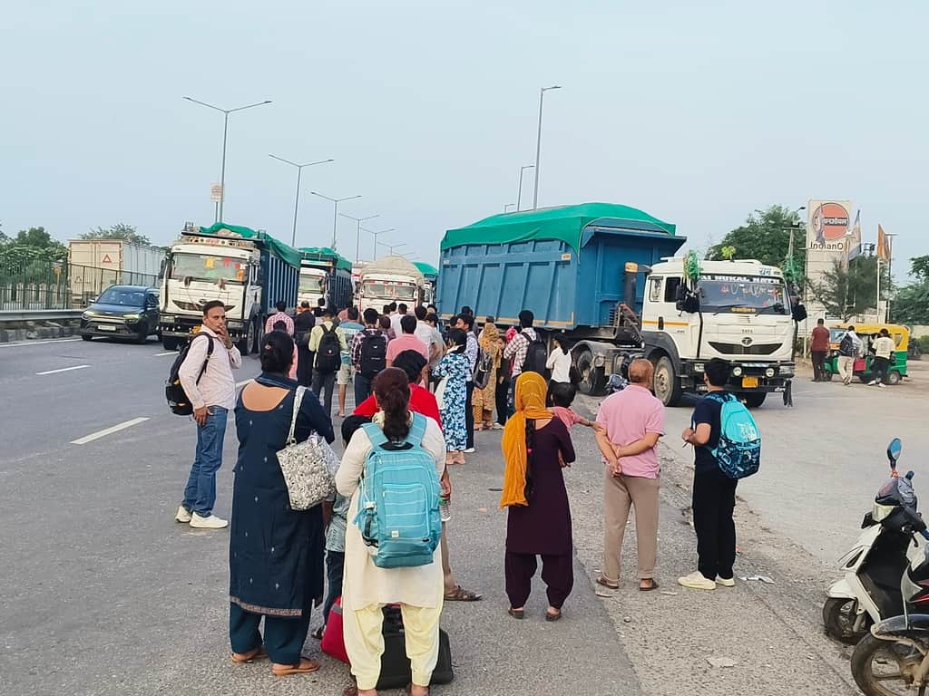 धारूहेड़ा में फ्लाईओवर के पास हाइवे से गुजर रहे ओवरलोड ट्राले। संवाद