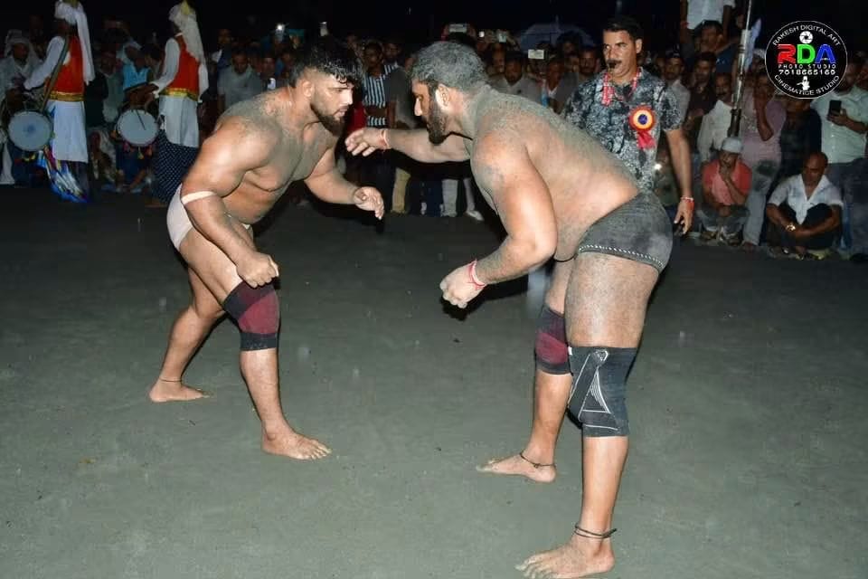वांगल महादंगल में सिकंदर शेख और भोला पहनवान के साथ दंगल करते हुए। संवाद 