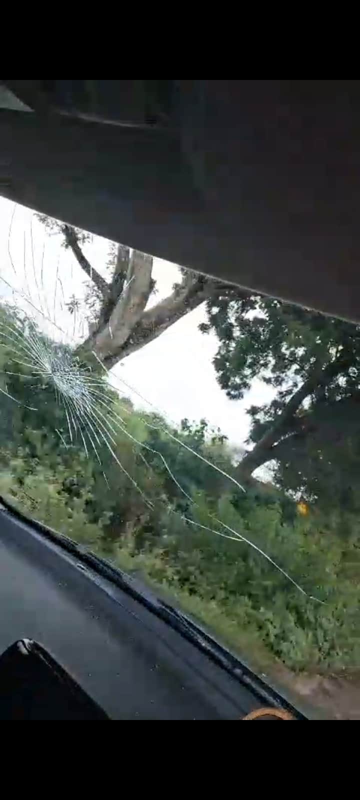Sub-inspector accused of beating up an intoxicated car occupant and smashing the vehicle's window