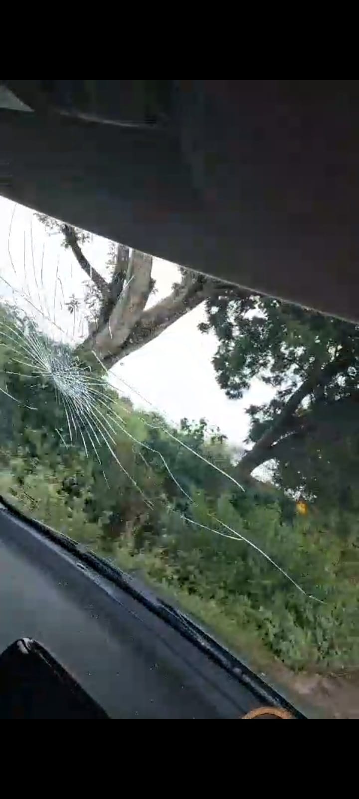 Sub-inspector accused of beating up an intoxicated car occupant and smashing the vehicle's window