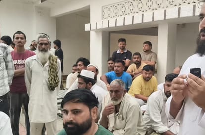 व्यासपुर के गांव बिजौली में उपस्थित सरपंच व ग्रामीण। स्वयं