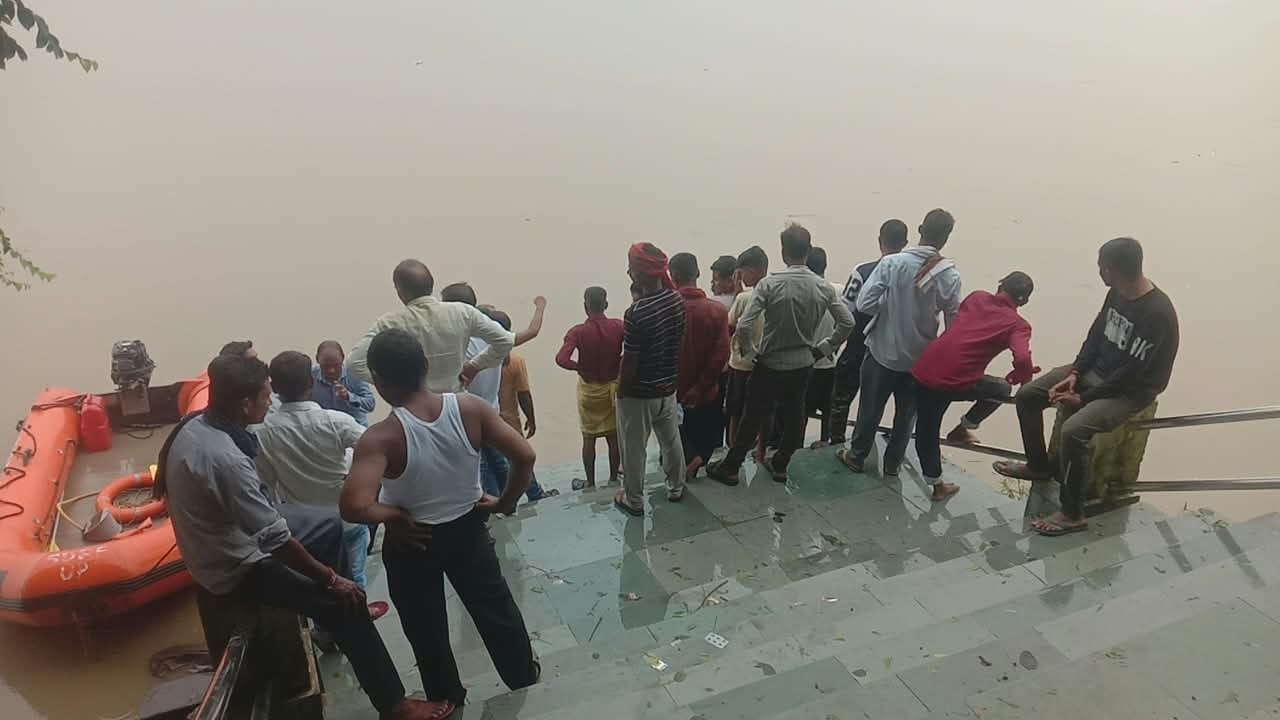 युवक के डूबने पर कंतित घाट की सीढि़यों पर मौजूद परिजन। स्रोत- संवाद
