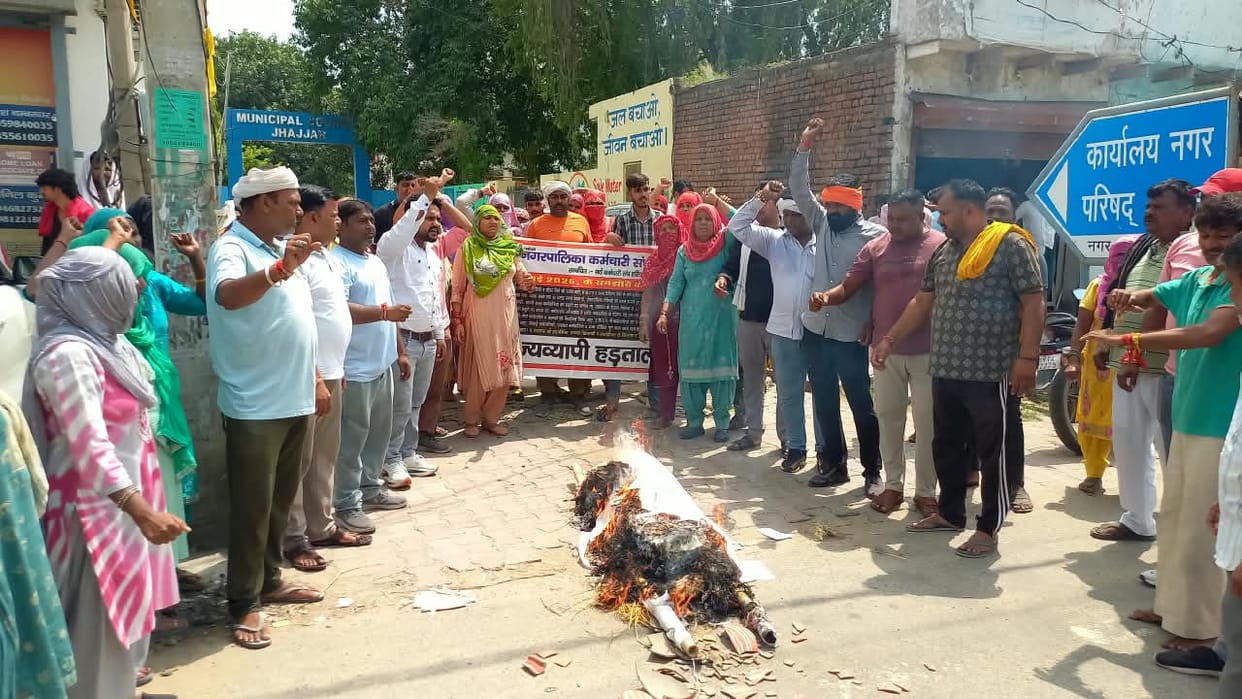 Sanitation workers took out a funeral procession for an effigy of the government.