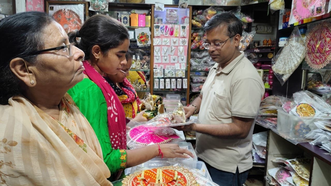 Devotees will delight Laddu Gopal with perfume.
