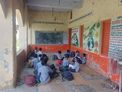 अंबाला छावनी के मिडिल स्कूल में फर्श पर बैठकर पढ़ाई करते बच्चे। संवाद