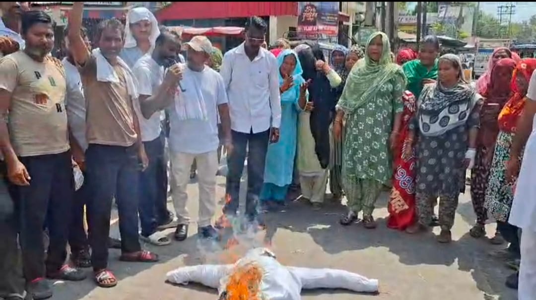 Sanitation workers staged a protest and burned an effigy of the government.