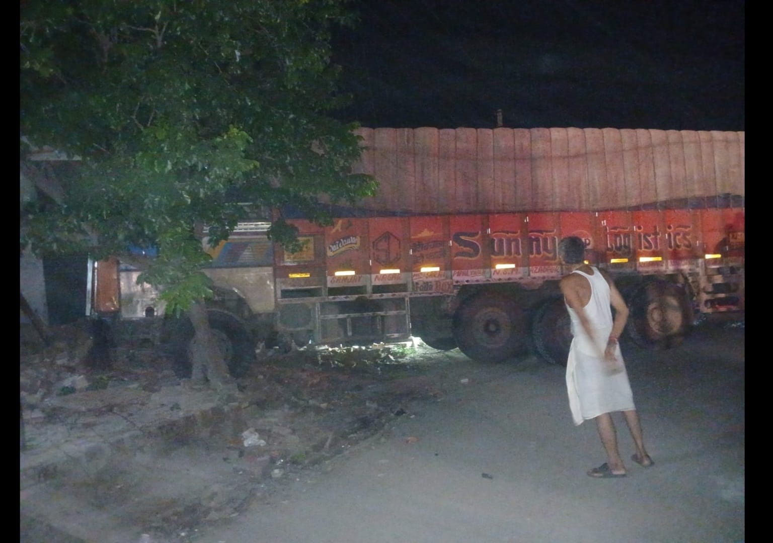 Accident on the Gwalior Highway at night... A truck loaded with seasonal produce crashed into a