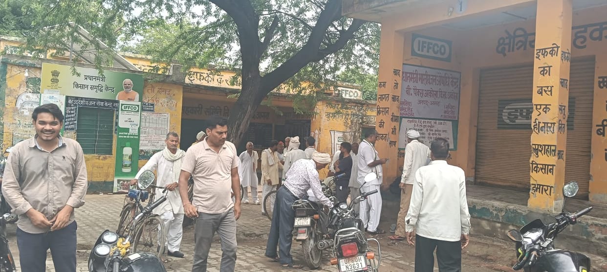 Farmers in Akola distressed over fertilizer shortage.