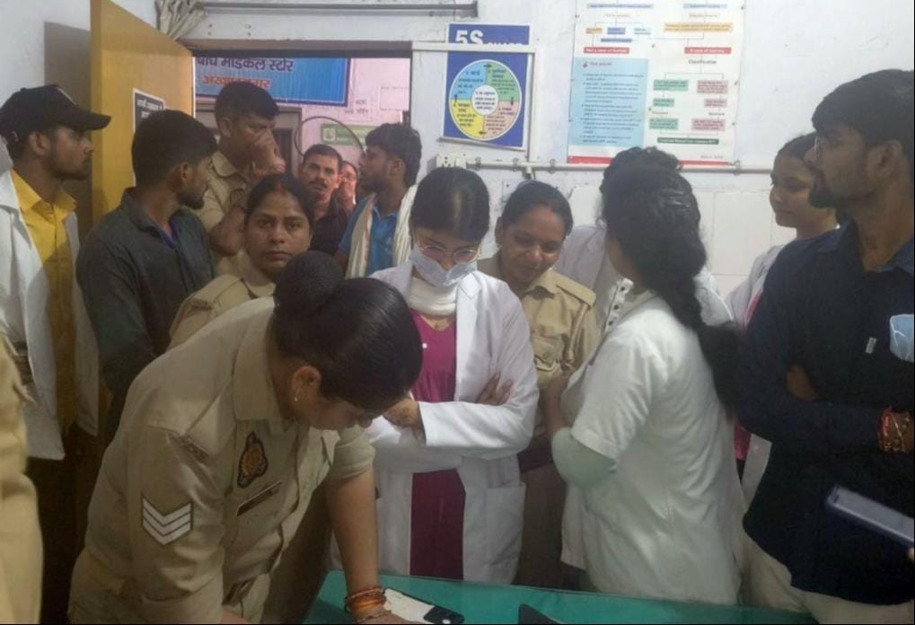 अखंडनगर सीएचसी में सोमवार को हंगामे के दौरान पहुंची पुलिस। स्रोत-ग्रामीण