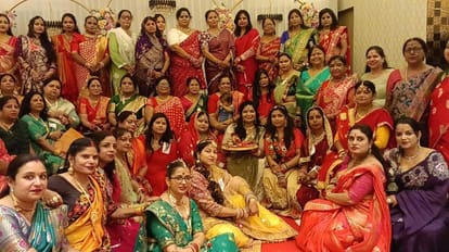 अलीनगर स्थित एक लॉन में हरियाली तीज कार्यक्रम में उपस्थित महिलाएं। संवाद