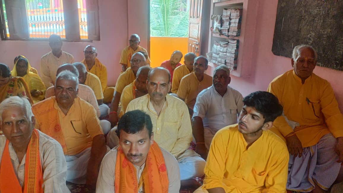 अमेठी गायत्री मंदिर परिसर में आयोजित अनुष्ठान में शामिल श्रद्धालु। स्रोत : आयोजक