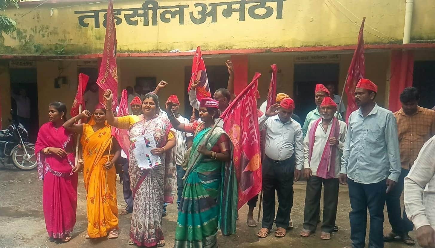 . अमेठी तहसील में प्रदर्शन करते निषाद समाज के लोग। संवाद