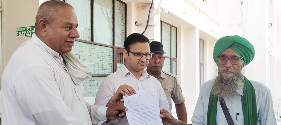 Palledars staged a protest at the Mini-Secretariat demanding a wage hike