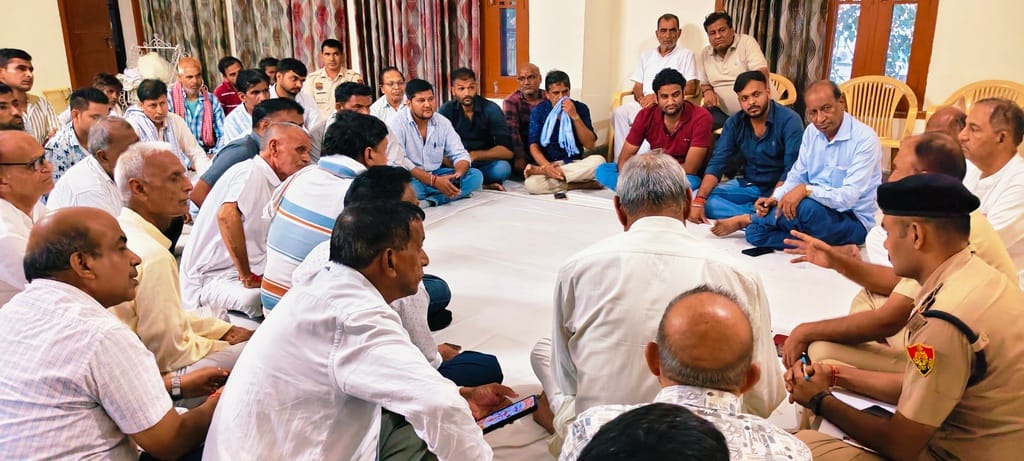 भूना।अनाज मंडी स्थित सनातन धर्म मंदिर में व्यापारियों को संबोधित करते थाना प्रभारी कंवर सिंह