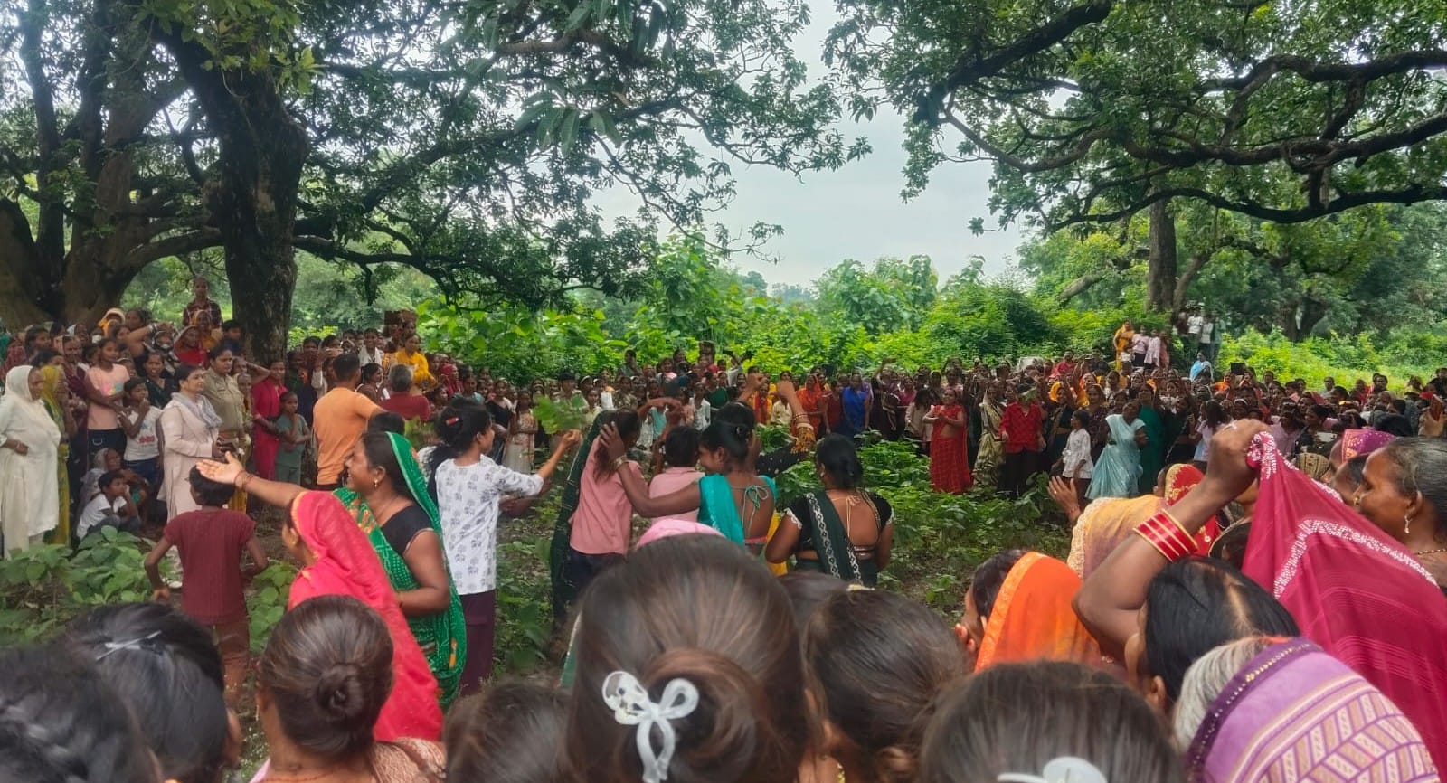भोरी-महजूदा गांव में कजरी के मेले में जुटी महिलाएं। संवाद