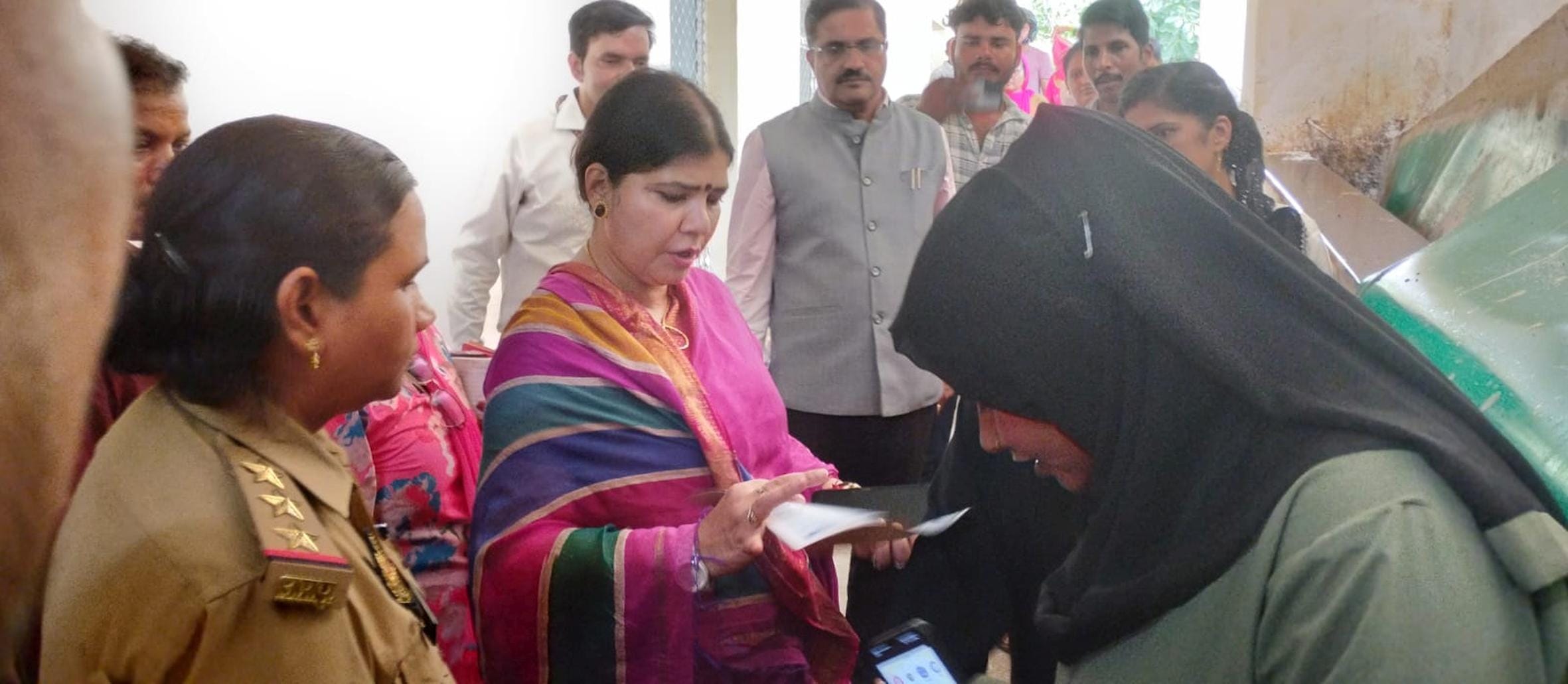 बहराइच मेडिकल कॉलेज के महिला विंग का निरीक्षण करतीं महिला आयोग की उपाध्यक्ष।