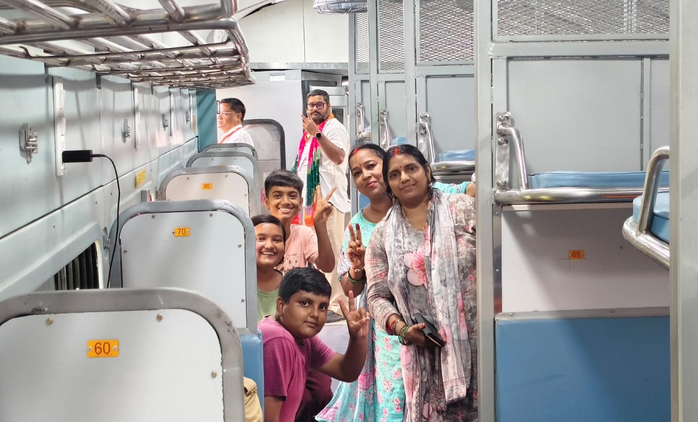 बहराइच रेलवे स्टेशन पर पहुंची नेपालगंज-वाराणसी एक्सप्रेस ट्रेन में सफर करते यात्री।