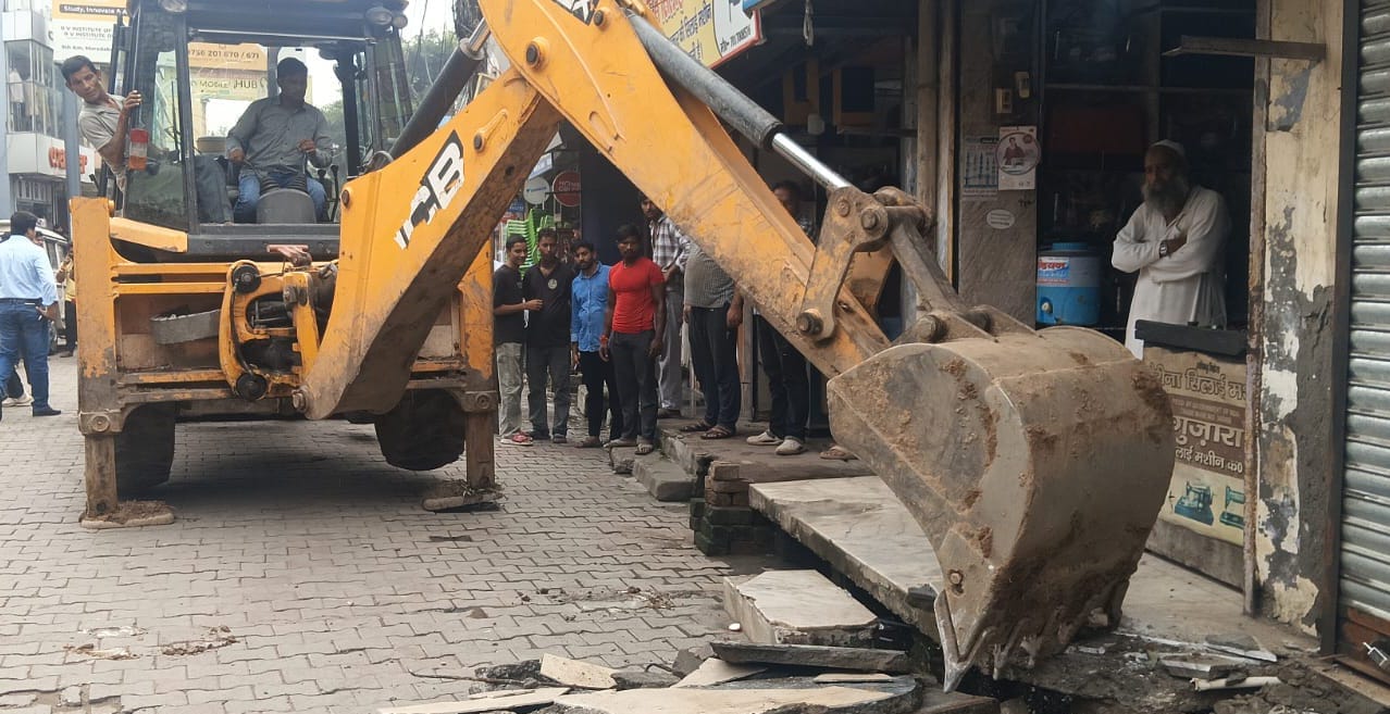 बिजनौर में बुल्ला के चौराहे के पास अतिक्रमण हटाती जेसीबी। स्रोत नगरपालिका
