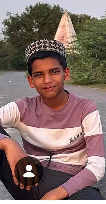 बक्शा विकास खण्ड के देवरिया गांव के समीप पीली नदी में डूबे फरहान की फोटो। परिजन