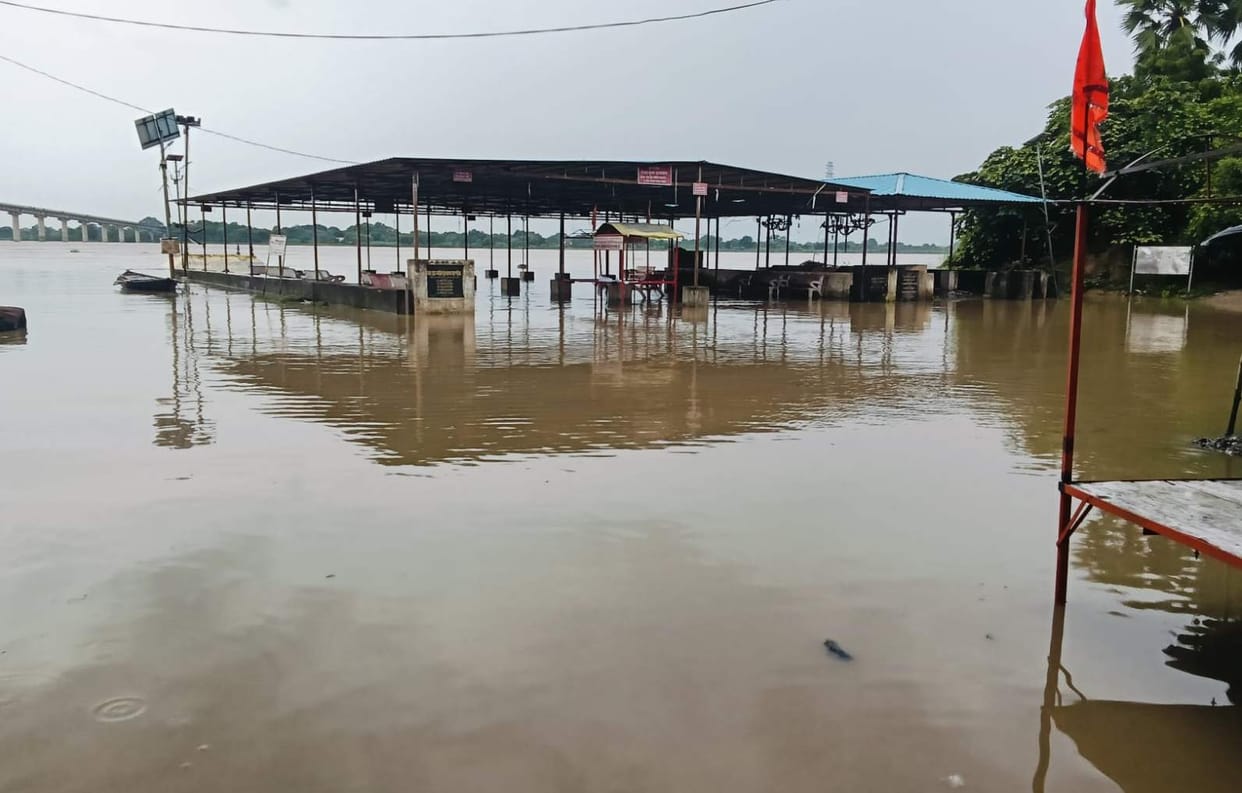 Ganga water level nears warning mark; rose by 81 cm in 24 hours.