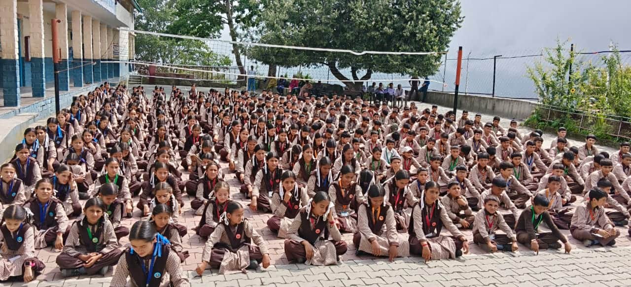 बैरागढ़ विद्यालय में चाइल्ड लाइनचंबा की ओर से बच्चों को दी जा रहीजानकारियां हासिल करते हुए।
