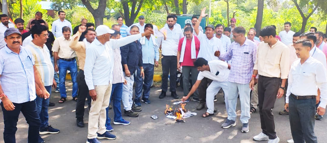 Power employees burned copies of the order in protest against privatization.