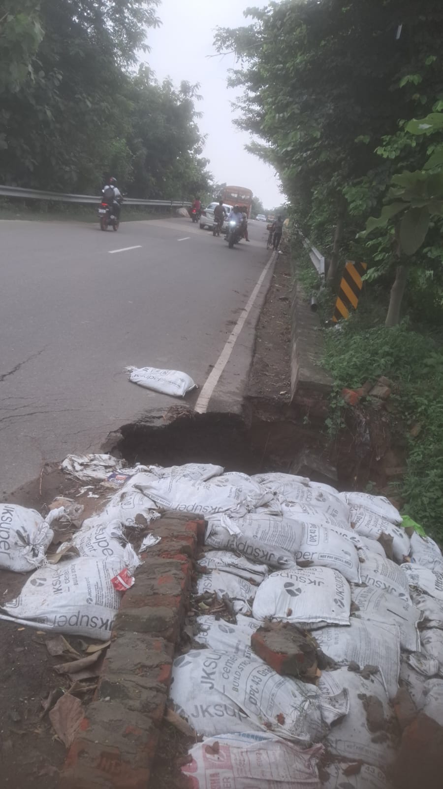 बीसलपुर के गांव मानपुर के पास लोक निर्माण विभाग ने रेत के  बोरे लगवाकर कराई टूटी सड़क की  रोक