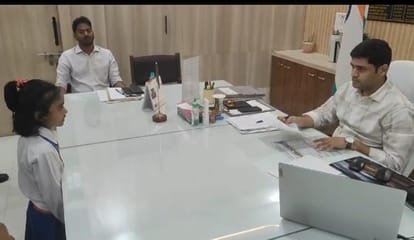 बदहाल सड़क की समस्या को लेकर जिलाधिकारी आनंद वर्धन से मिलती स्कूल छात्रा:सोर्स सोशल मीडिया