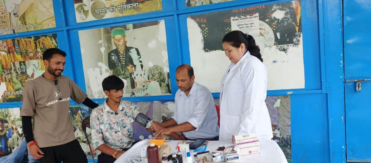 चंबा चौगान में मणिमहेश श्रद्धालुओं का स्वास्थ्य जांचती स्वास्थ्य टीम। स्त्रोत विभाग।
