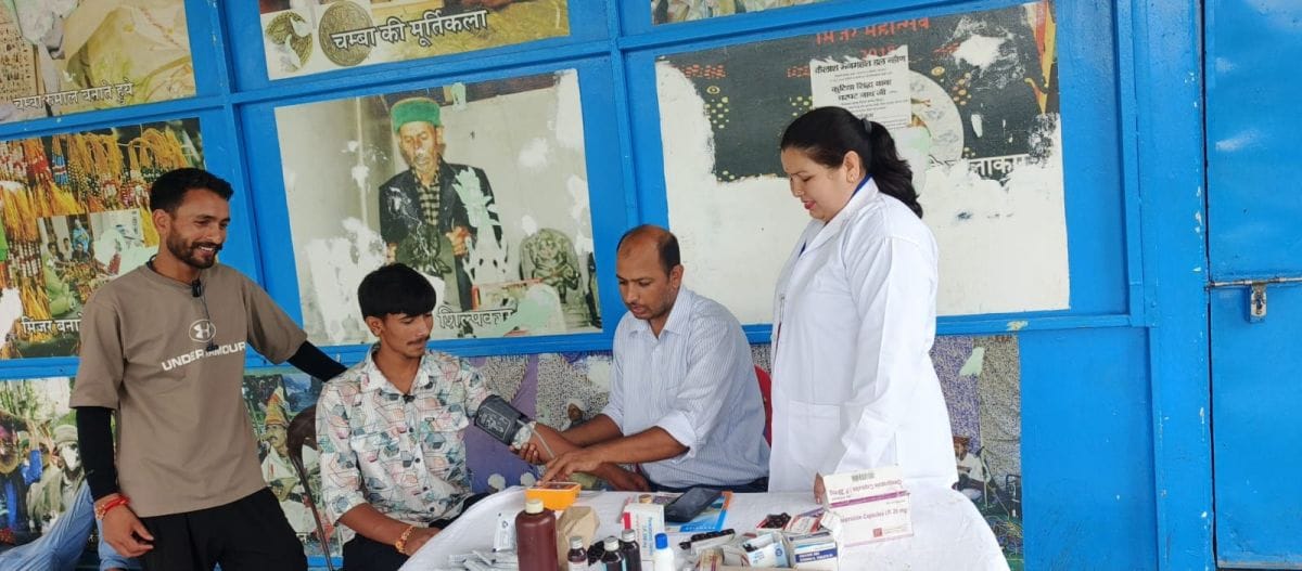 चंबा चौगान में मणिमहेश श्रद्धालुओं का स्वास्थ्य जांचती स्वास्थ्य टीम। स्त्रोत विभाग।