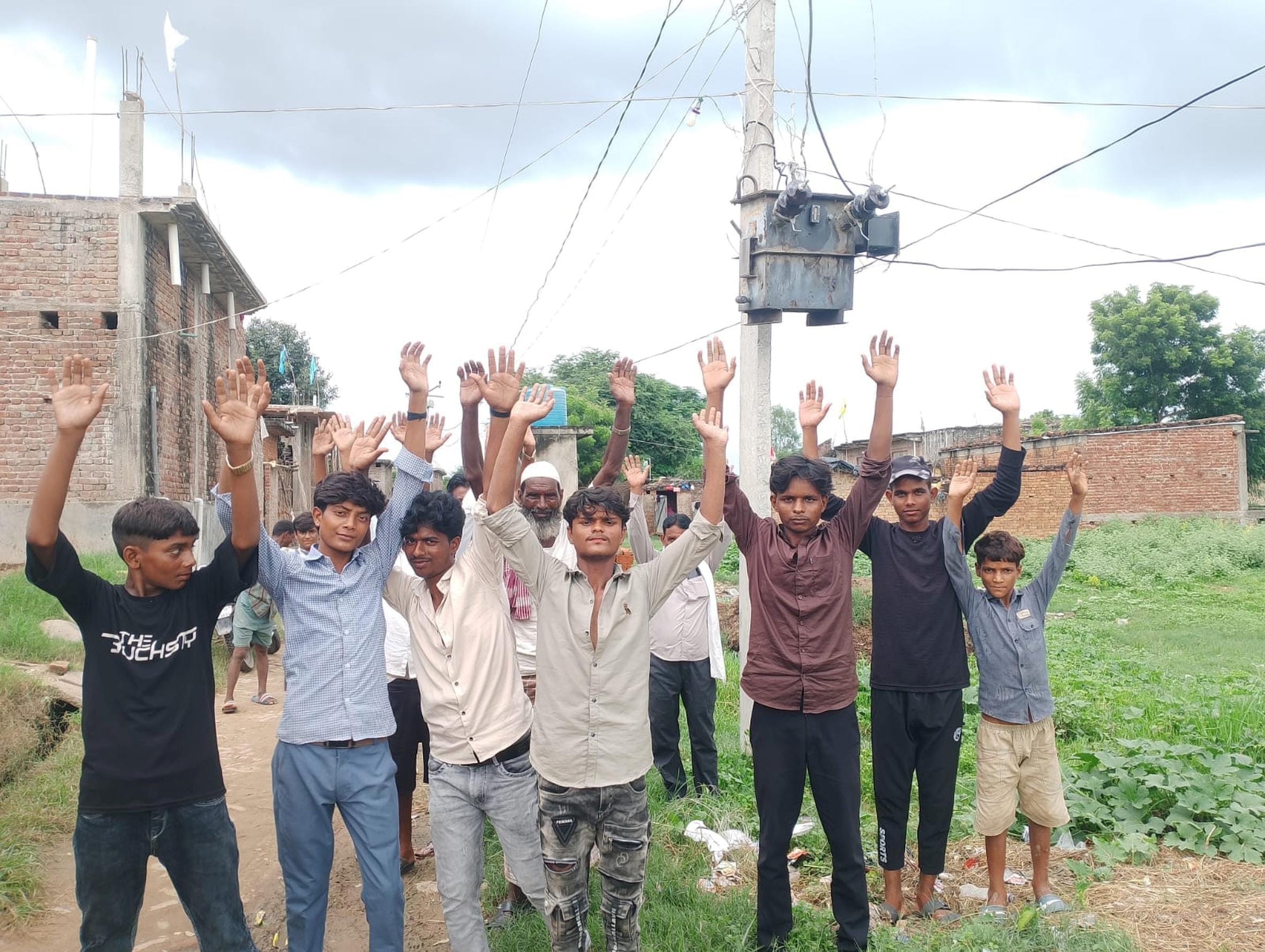 चनैनी गांव विरोध प्रदर्शन करते उपभोक्ता। 