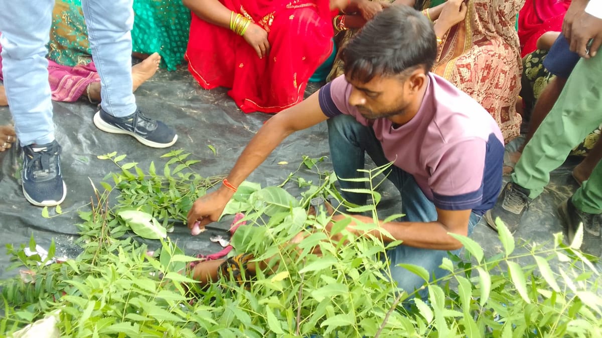 Aligarh News: सर्पदंश से पीड़ित किसान की बायगीरों के चक्कर में मौत