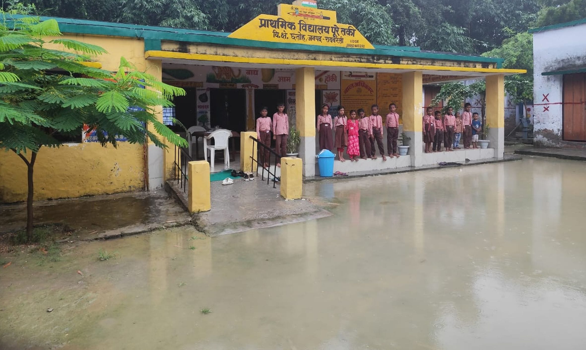 छतोह के प्राथमिक विद्यालय पूरे तकी में बारिश से हुआ जलभराव। छतोह के प्राथमिक विद्यालय पूरे तकी 