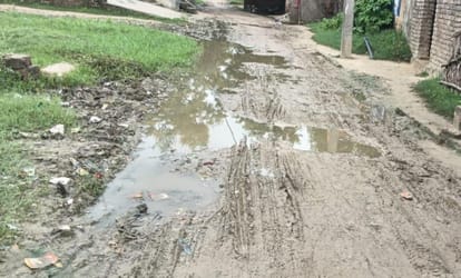 डोमाई गांव में टूटी सड़क व भरा कीचड़, अमरहवा गांव में जलभराव के बीच से निकलते ग्रामीण,अमरहवा गा