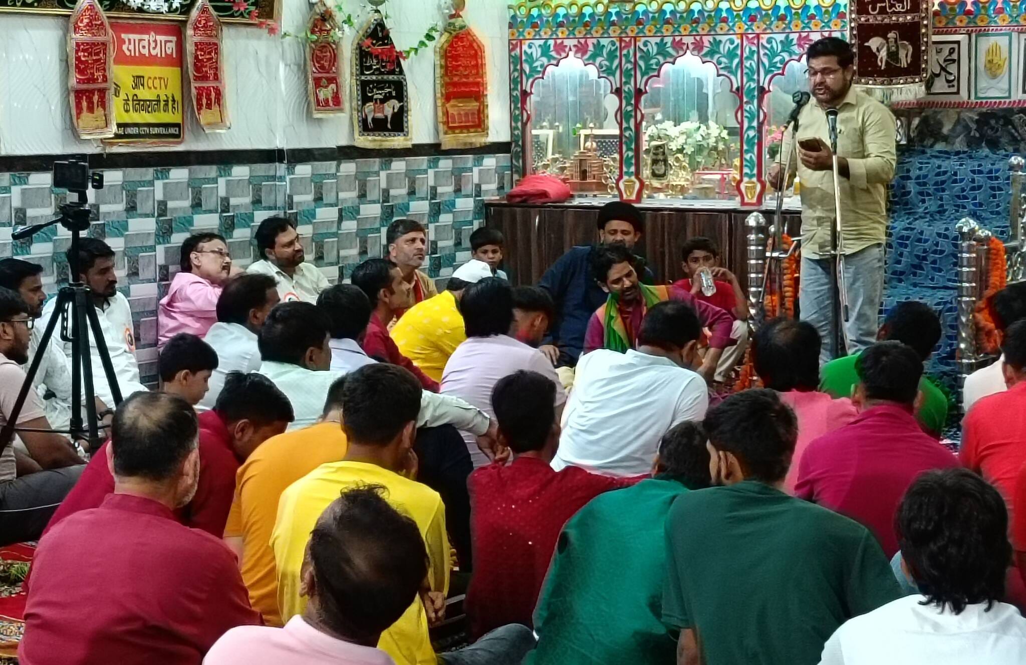 डुमरियागंज क्षेत्र के कस्बा हल्लौर में आयोजित जश्ने ईदुल मिलादुन्नबी कार्यक्रम में कलाम पेश क