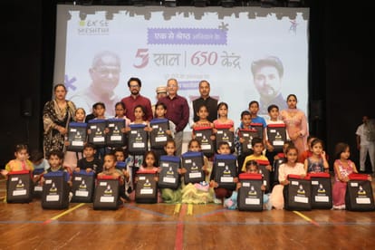 एक से श्रेष्ठ पहल कार्यक्रम में बच्चों को बैग वितरित करते राज्यपाल। स्रोत: डीपीआरओ