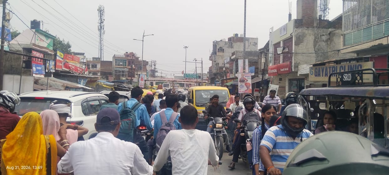 Crossing opened late; traffic jam persisted for two hours.