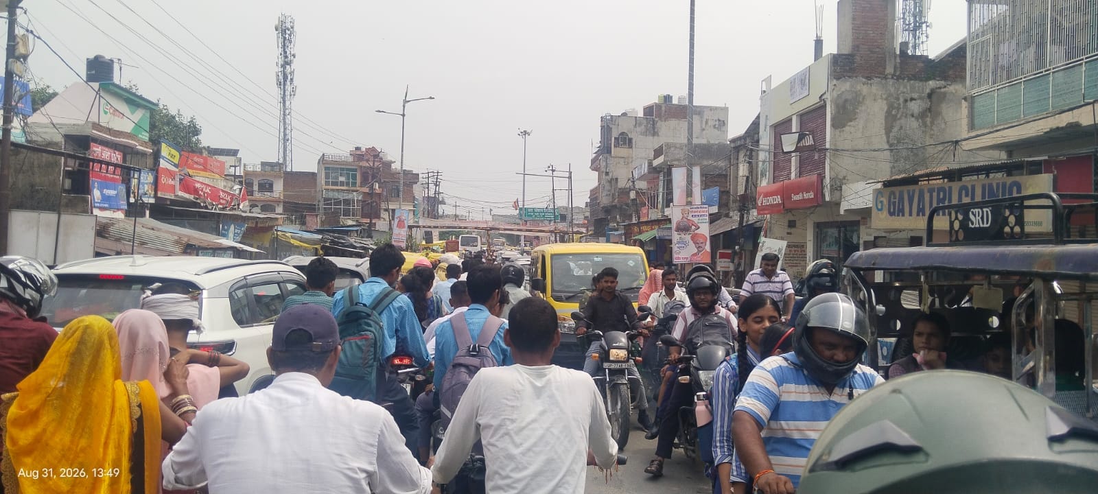 फफूंद चौराहे से औरैया जाने वाली रोड पर फंसे वाहन। संवाद