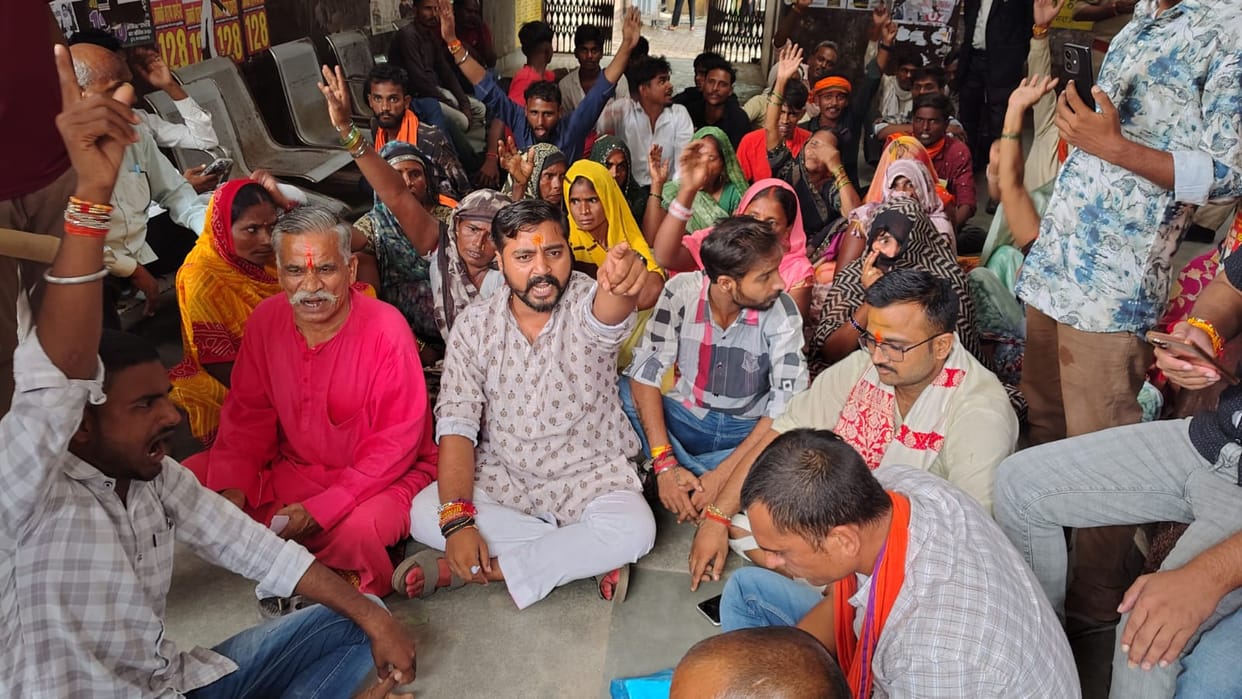 First a sit-in protest at the Tehsil, then a road blockade at the Kotwali intersection